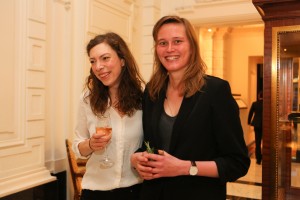 Hanna Bervoets en Maartje Wortel supporteren voor collega Nina Weijers op Libris gala.